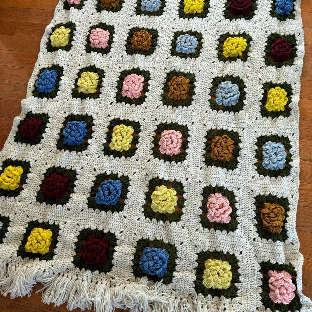 Vintage Hand Crocheted Blanket With 3D Rose Pattern & Fringe Afghan Throw‎ 72x43